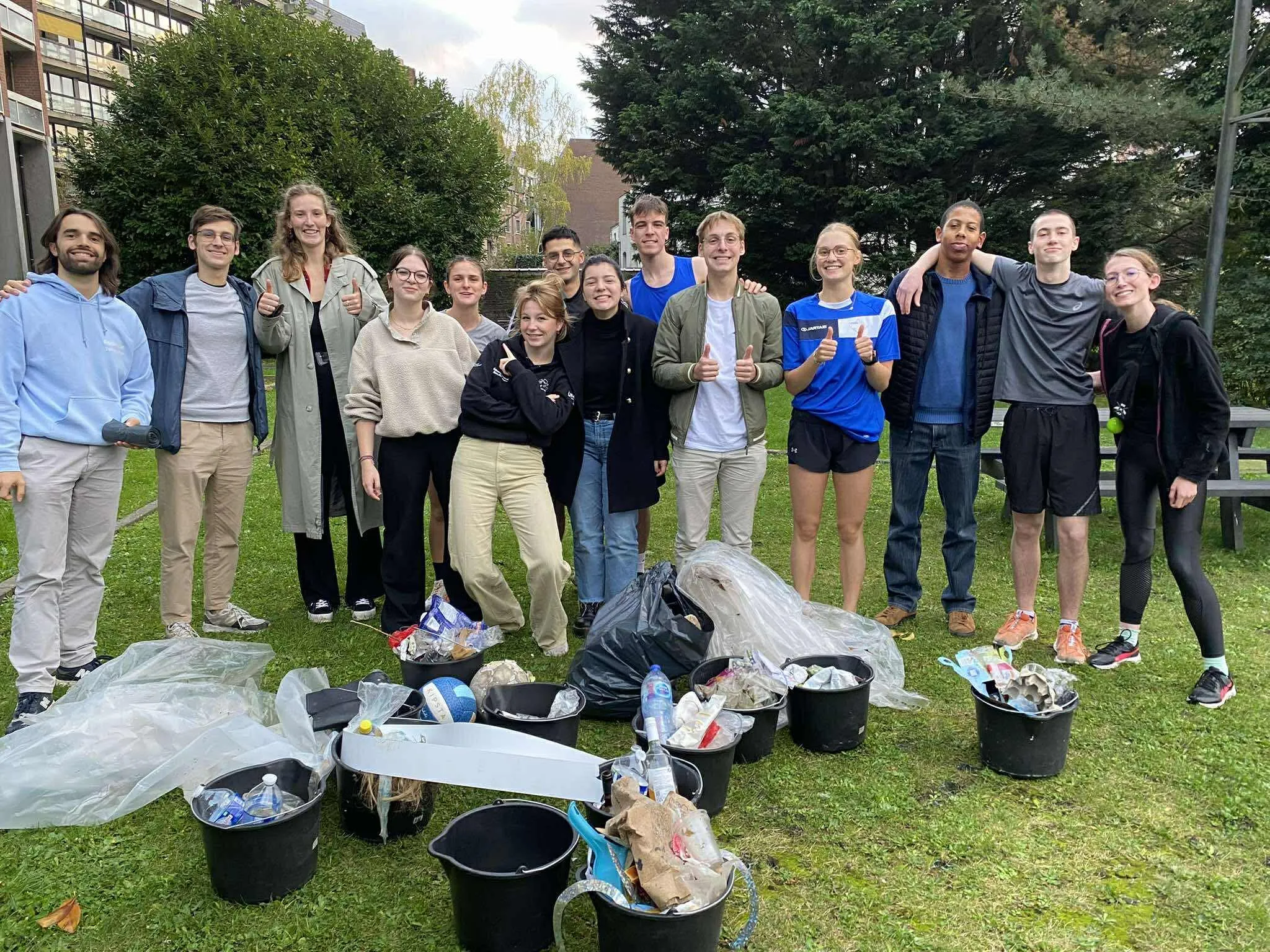 Étudiants réunis après un nettoyage des jardins de la Cité Houzeau