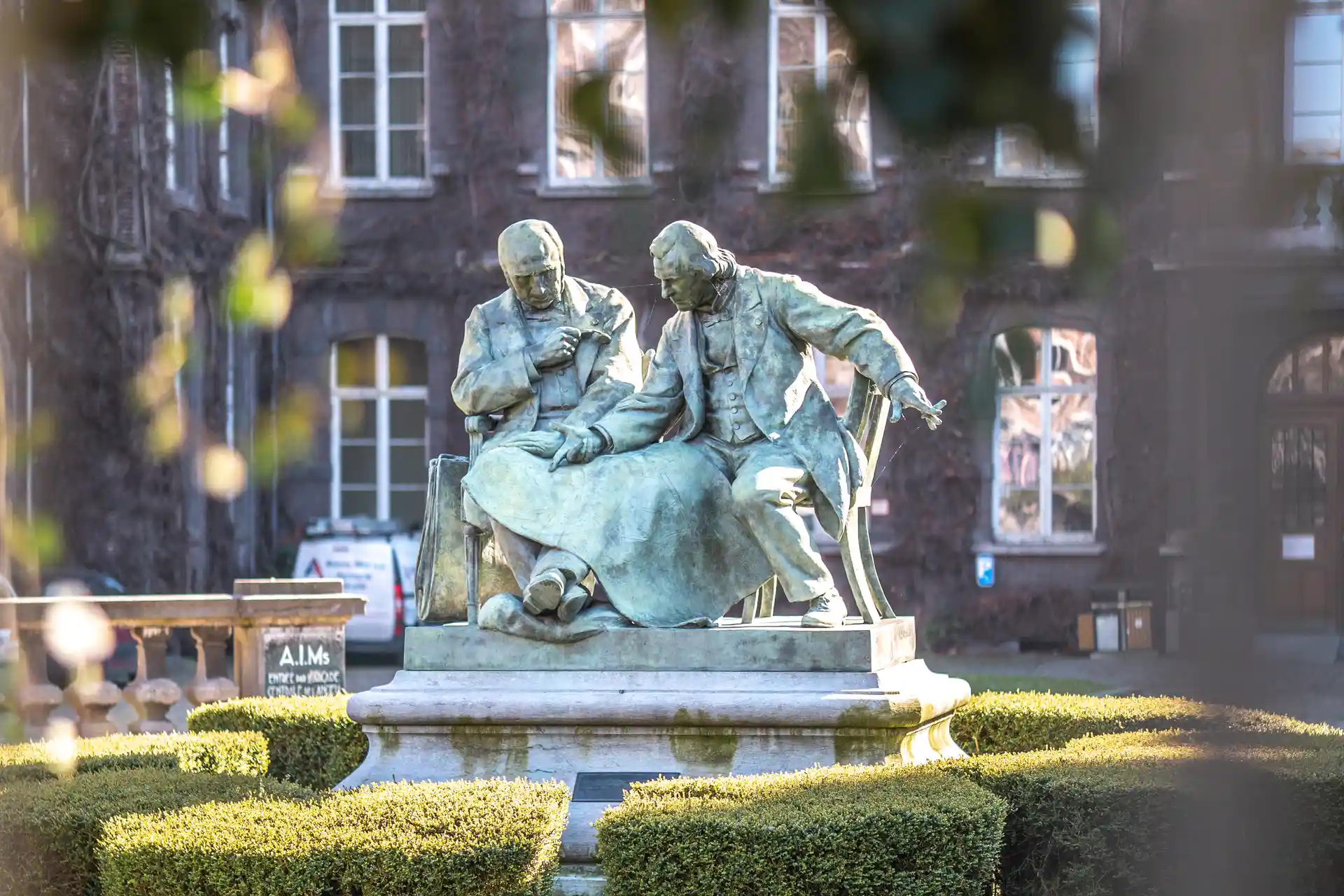 Statue des deux fondateurs de la Faculté polytechnique de Mons, Guibal et Devillez